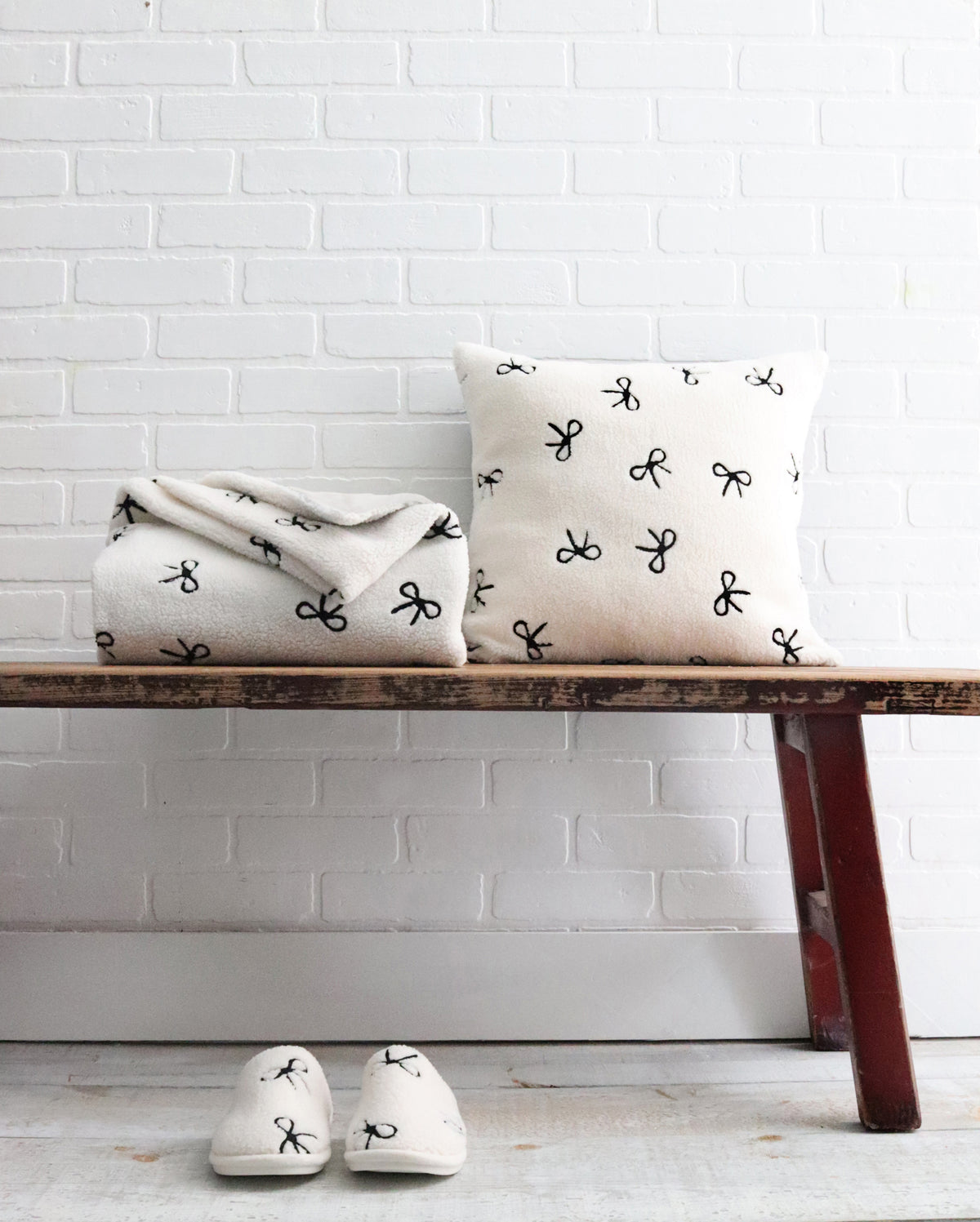 Textured Bow Sherpa Reverse Throw Cream